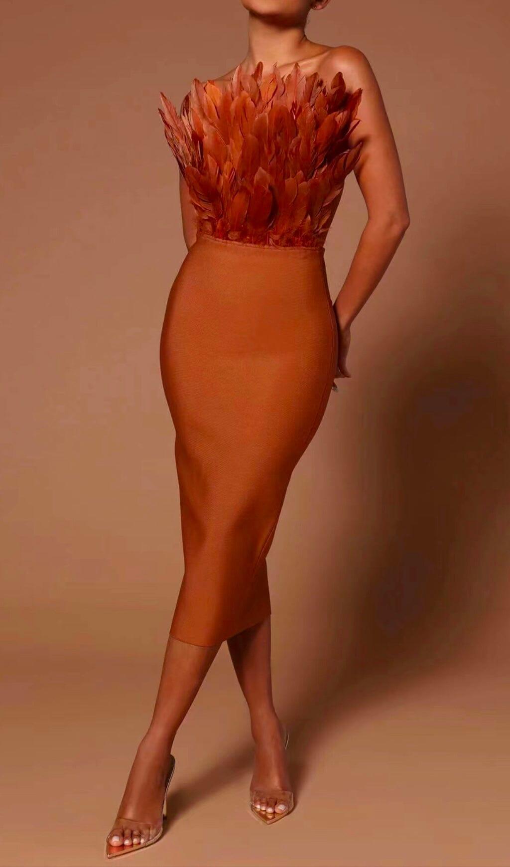 ABITO MIDI SLIM SENZA MANICHE E SCHIENA SENZA PIOMBO DECORATO CON PIUME, COLOR MARRONE