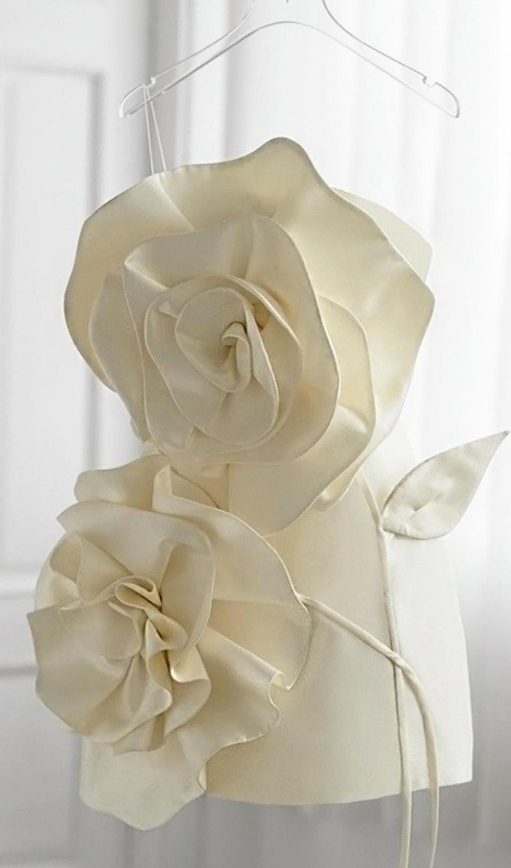 BEIGE BLUMEN-TRÄGERLOSES MINIKLEID