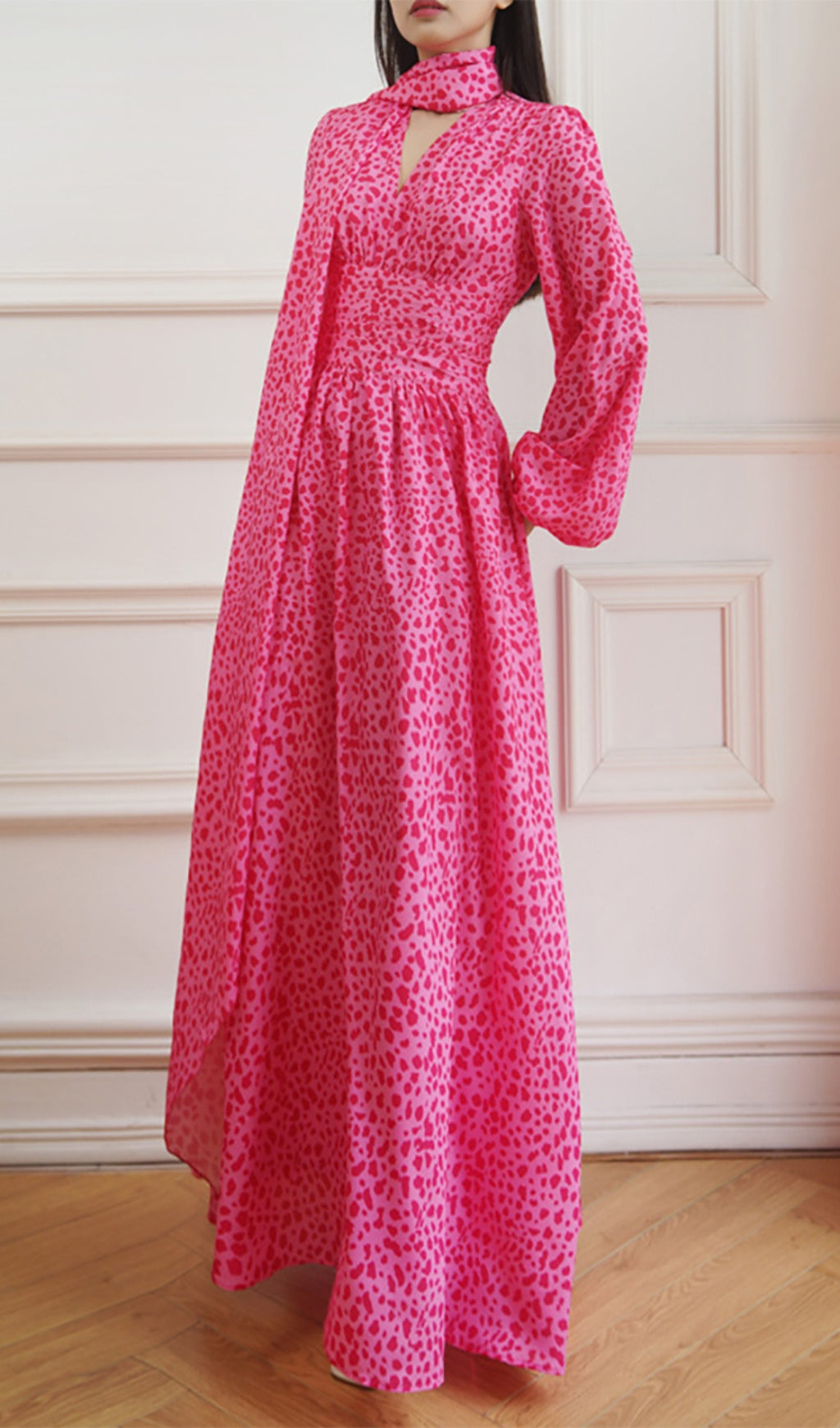Rosa Chiffon-Maxikleid mit Leopardenmuster und Bindeband am Ausschnitt