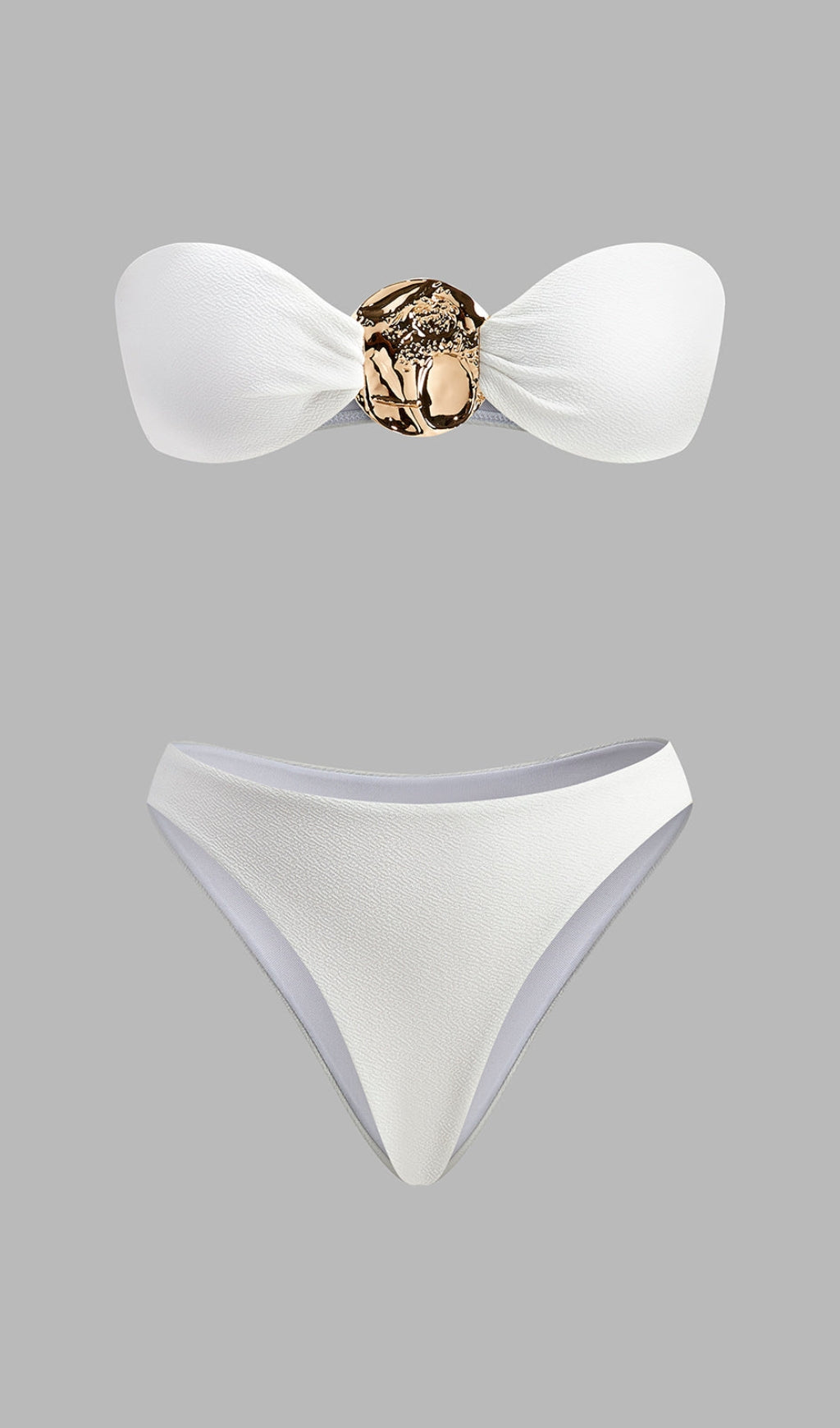 Bikini dorato e pareo alla moda