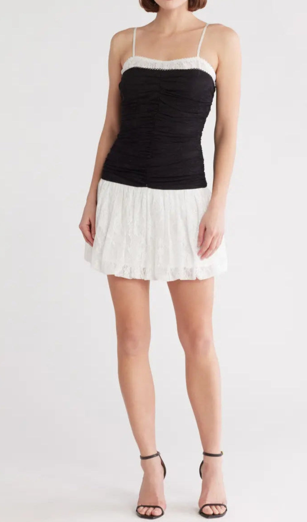 Zweifarbiges Minikleid mit Spitzensaum und Ballonsaum