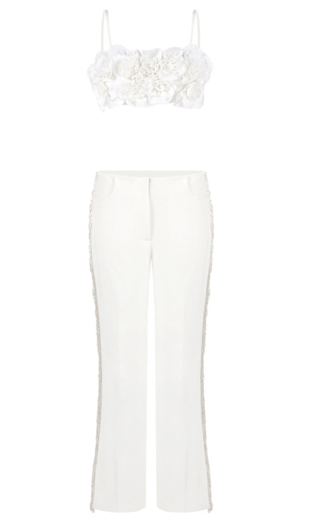 Completo con top corto floreale e frange, pantaloni bianchi