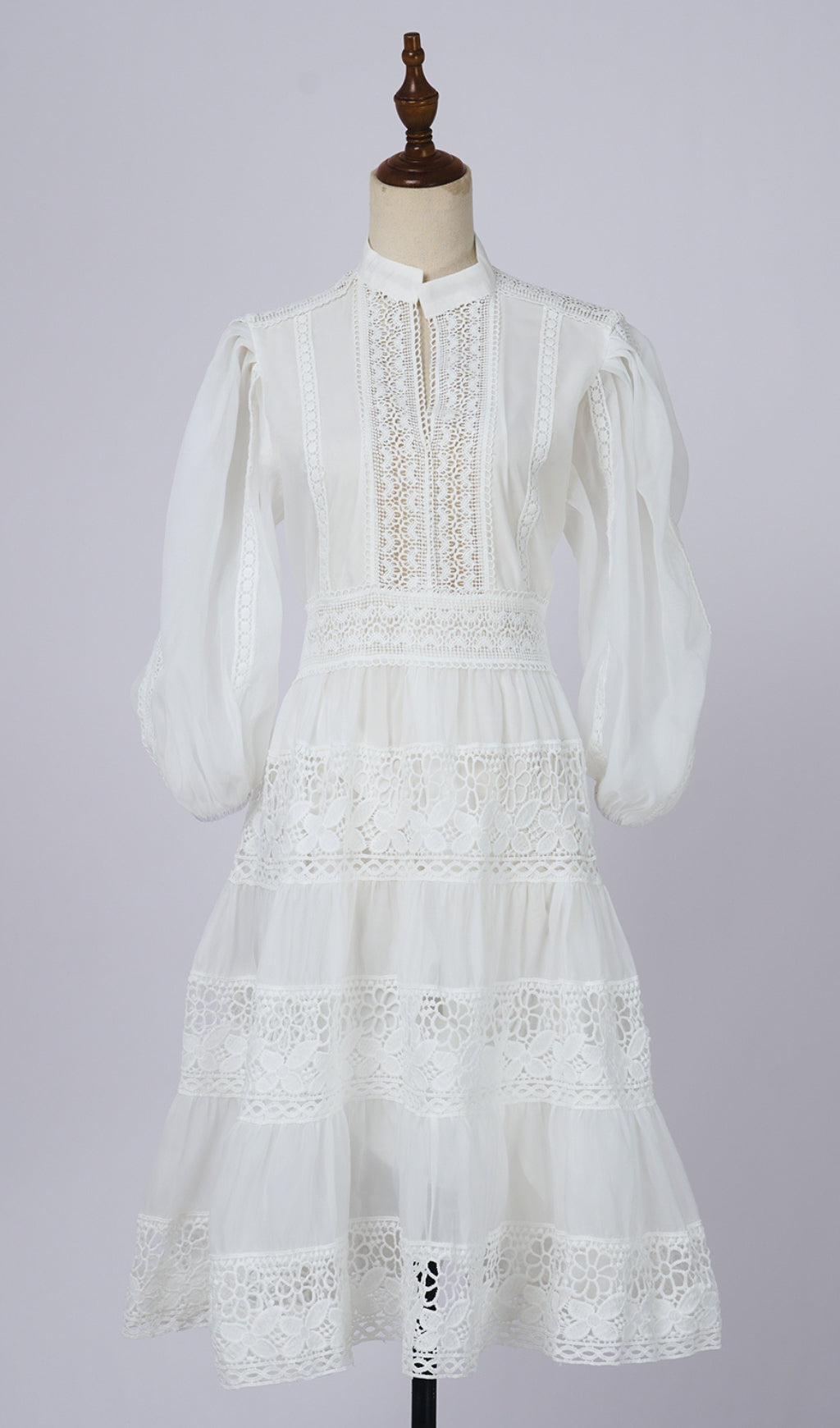 Weißes, gestuftes Herbstkleid mit Spitzenbesatz