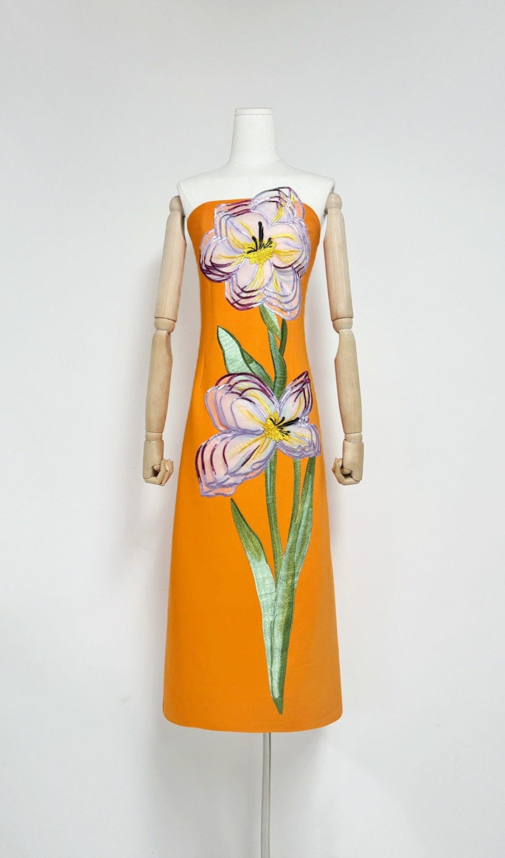 Suzanne – Bustier-Maxikleid mit Blumenapplikation in Orange