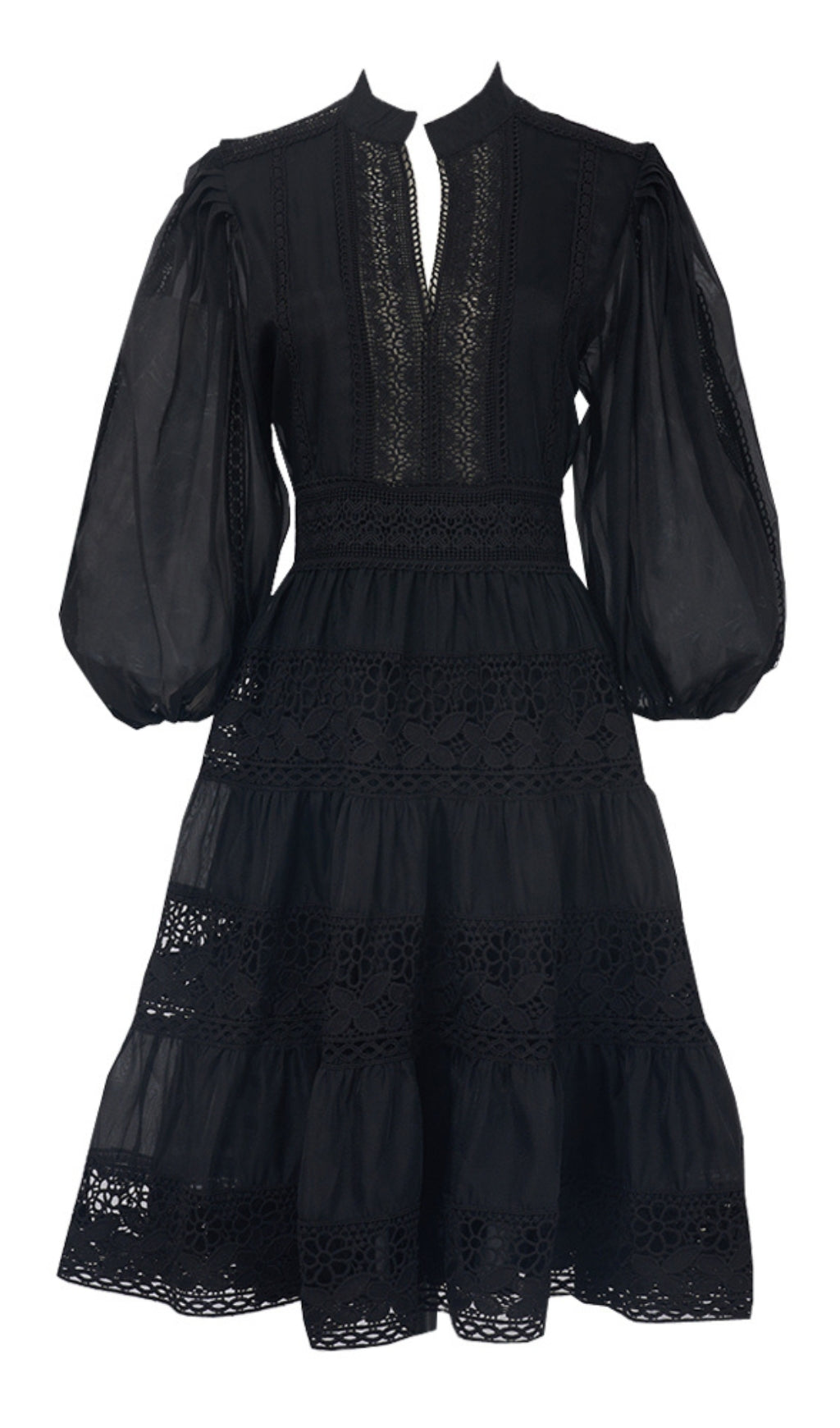 Schwarzes, gestuftes Herbstkleid mit Spitzenbesatz