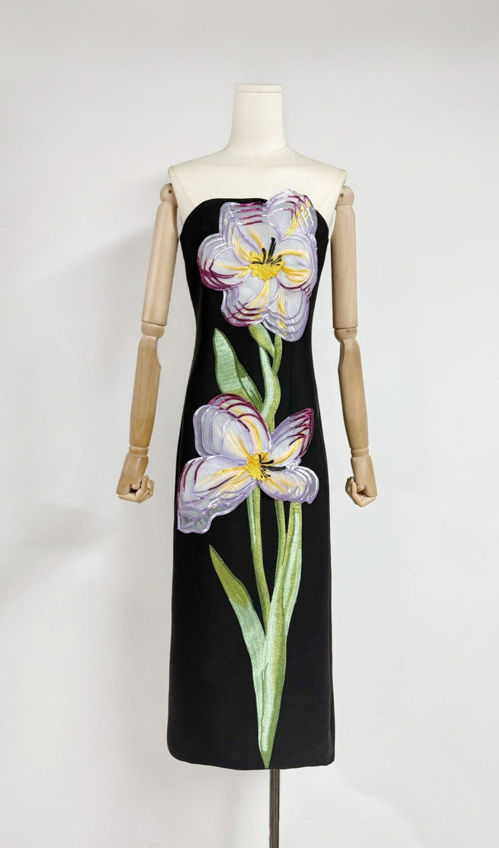 Suzanne – Bustier-Maxikleid mit Blumenapplikation in Schwarz