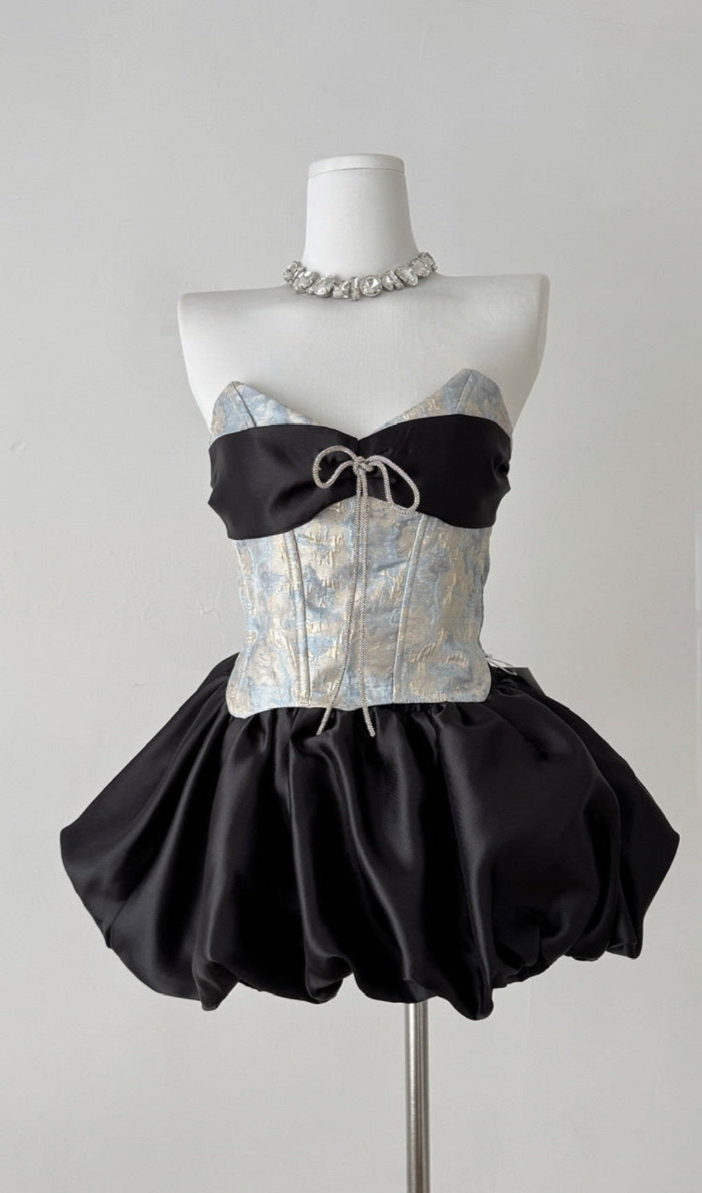 Bethari – Trägerloses, bauschiges Korsett-Minikleid