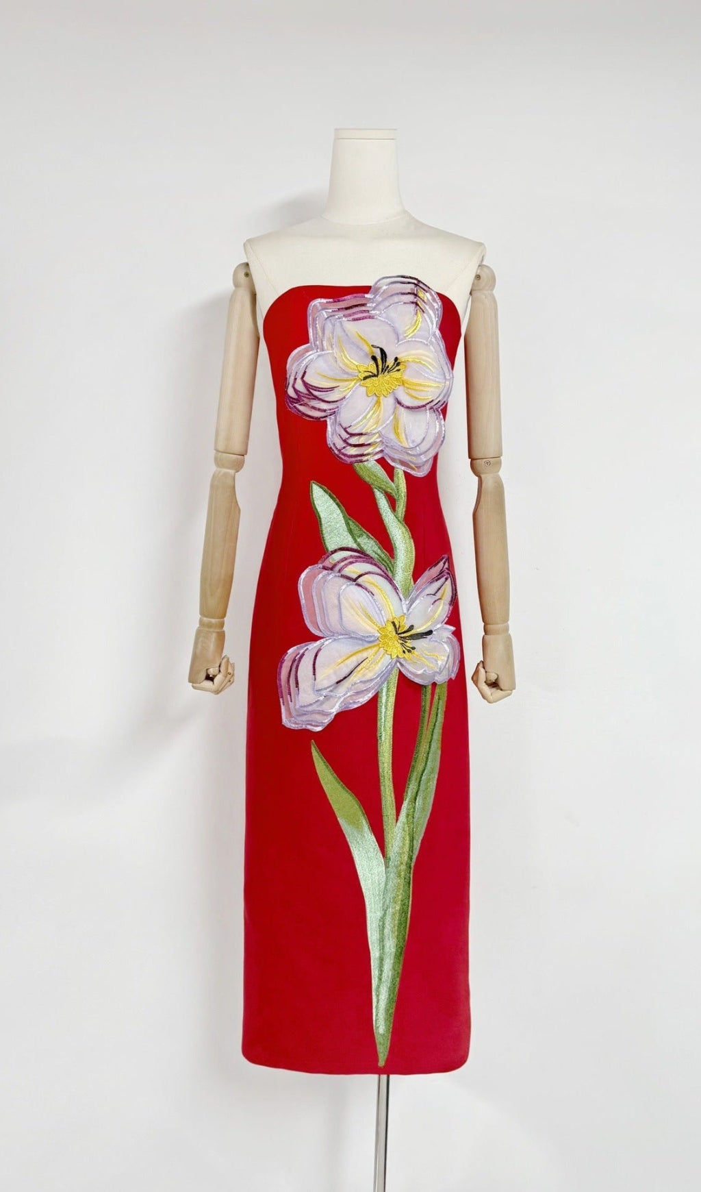 Suzanne – Bustier-Maxikleid mit Blumenapplikation in Rot