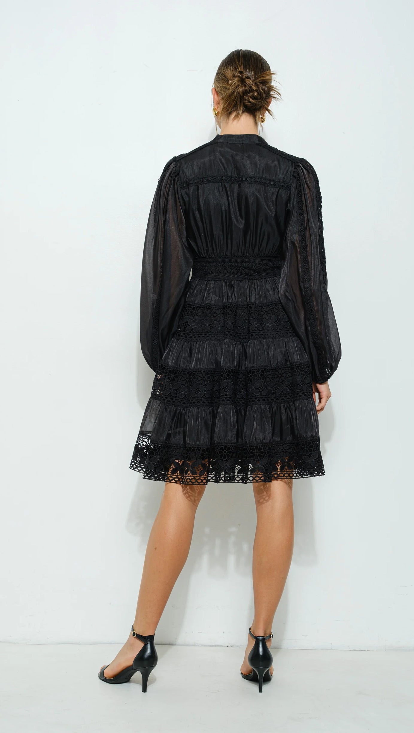 Schwarzes, gestuftes Herbstkleid mit Spitzenbesatz