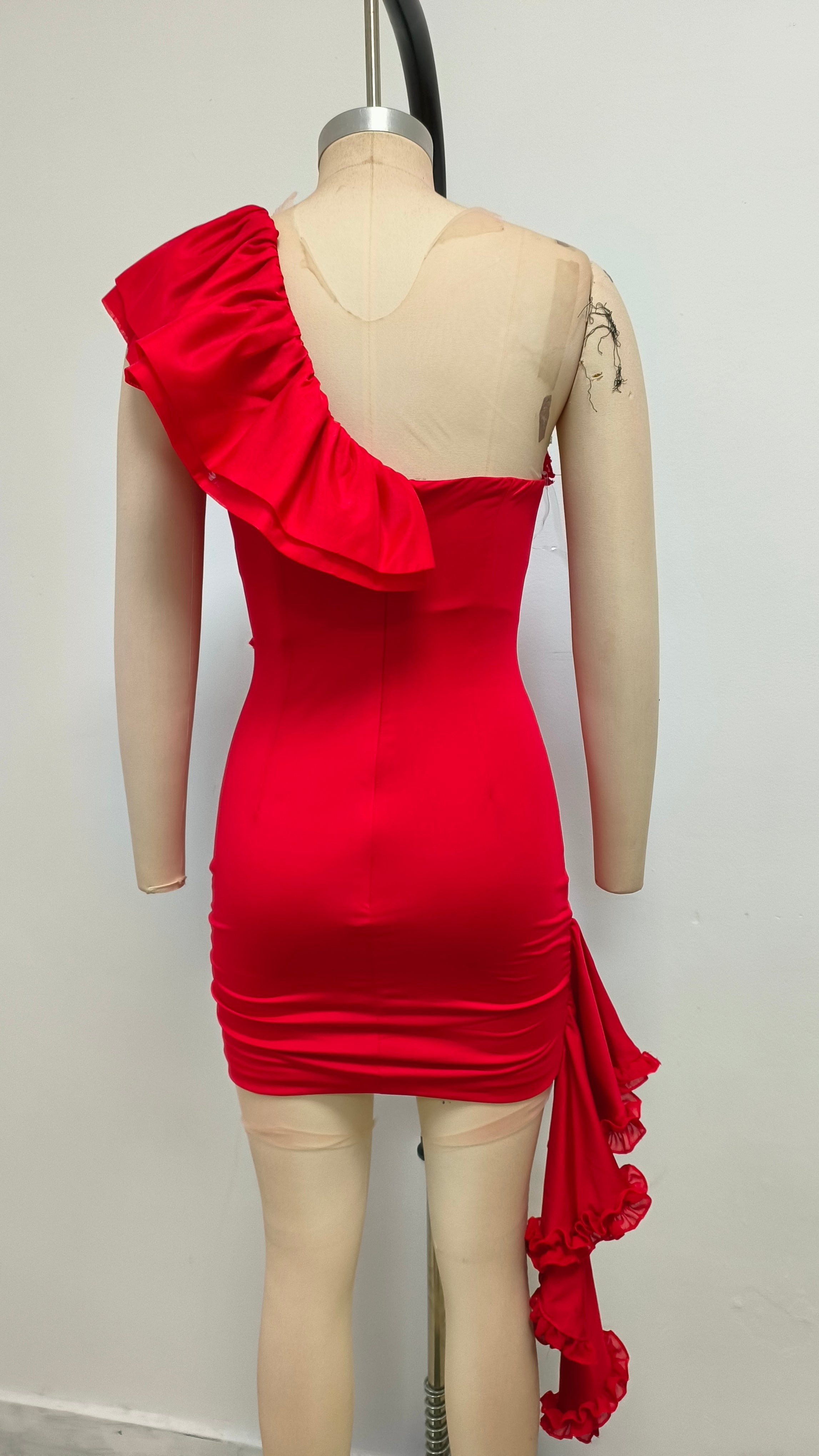 Rotes One-Shoulder-Kleid mit Schleife