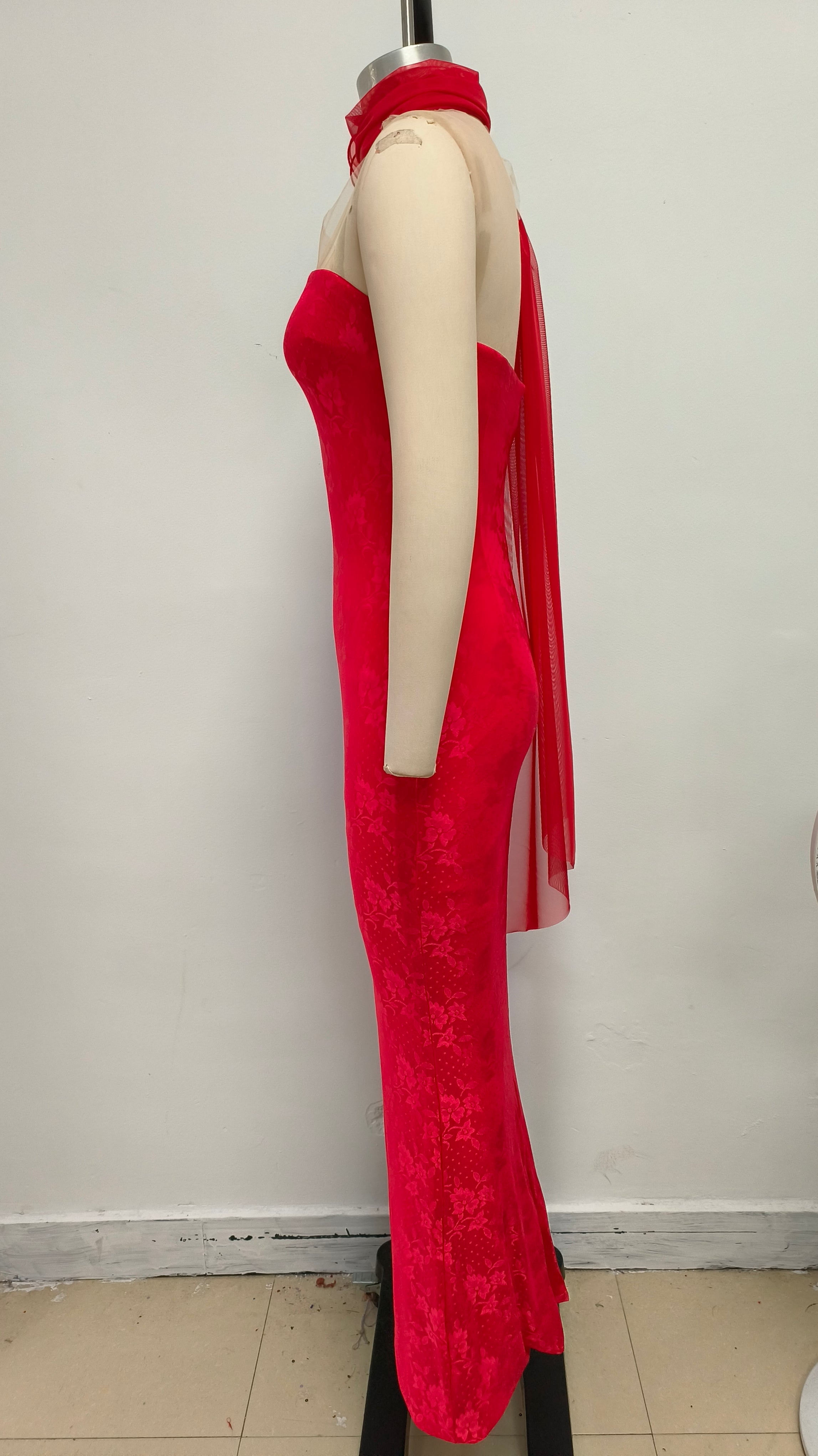 Rotes trägerloses Maxikleid