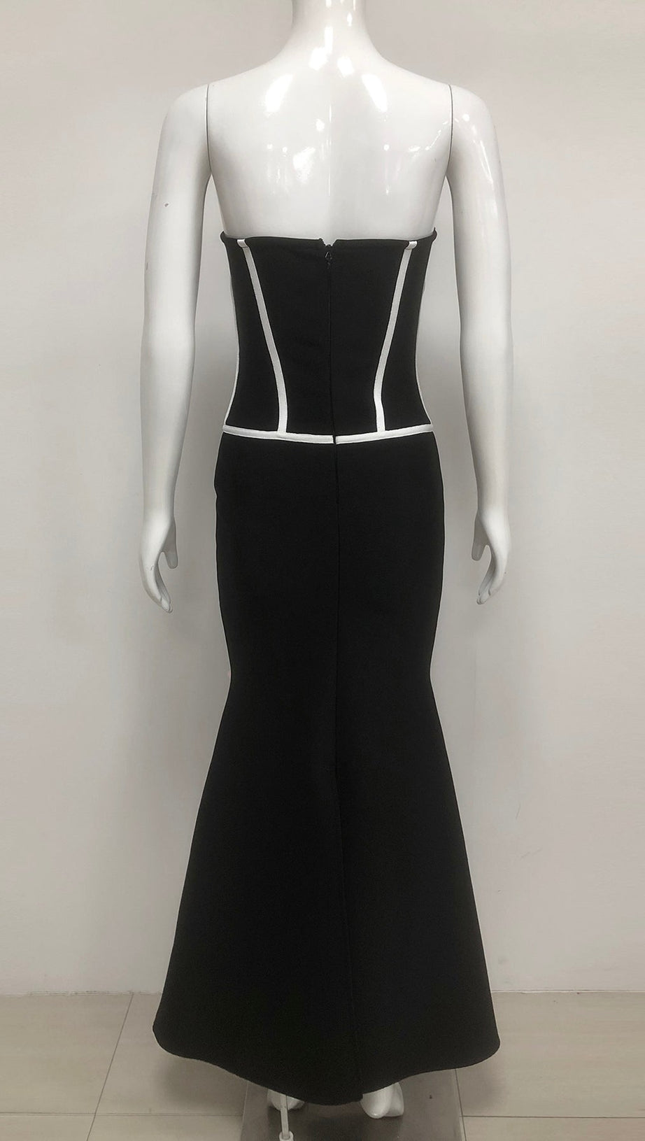 Trägerloses Maxikleid mit Blumenverzierung in Schwarz