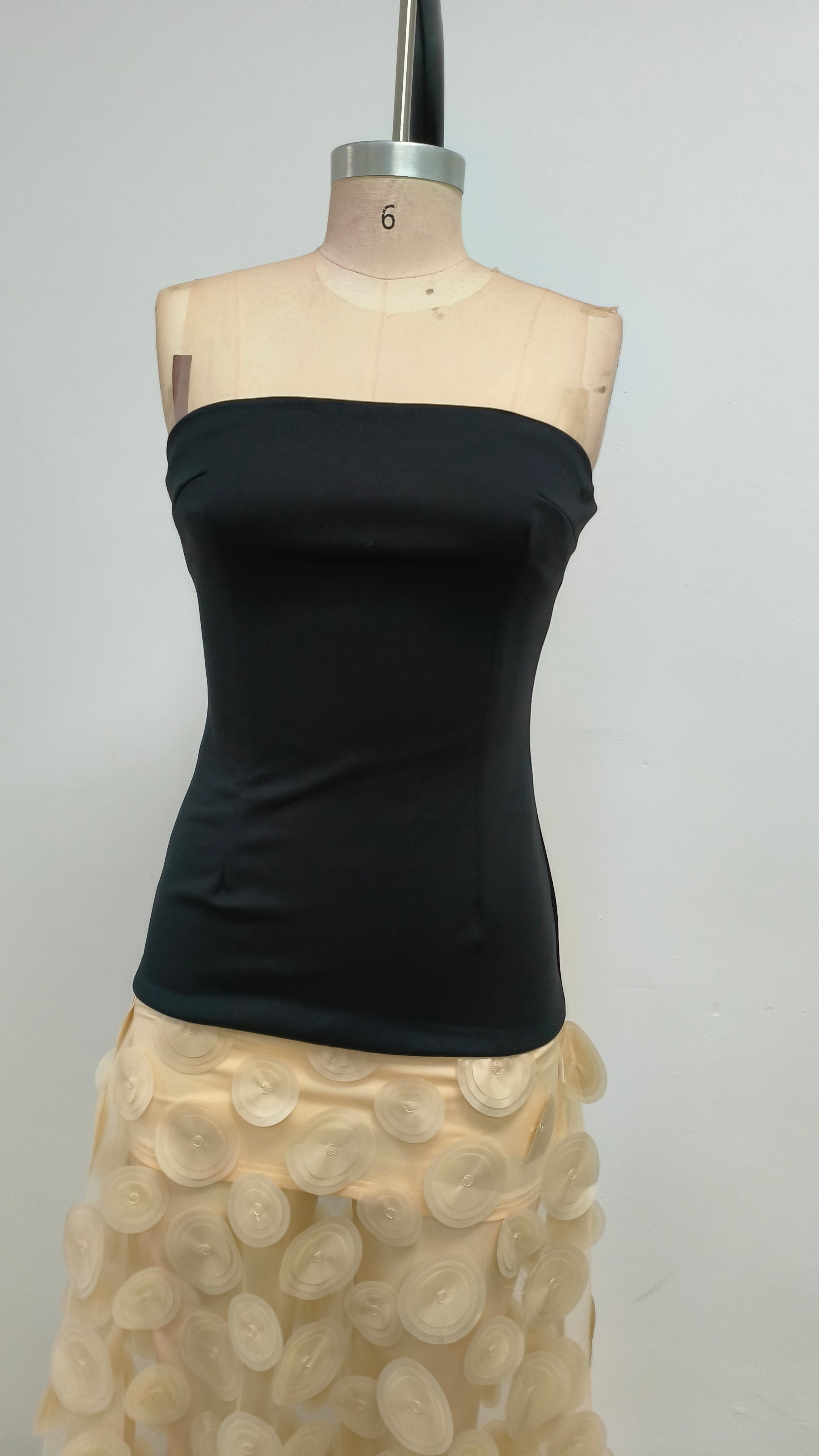 Trägerloses Maxikleid in A-Linie Schwarz Elfenbein