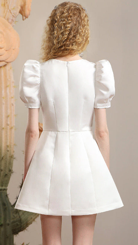 ABITO DA PRINCIPESSA CON MANICHE A SBUFFO E NASTRO, A LINEA A, IN BIANCO