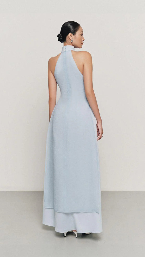 Yen – Hochgeschlossenes Maxikleid aus Seidenfloss mit mehreren Lagen in Blau