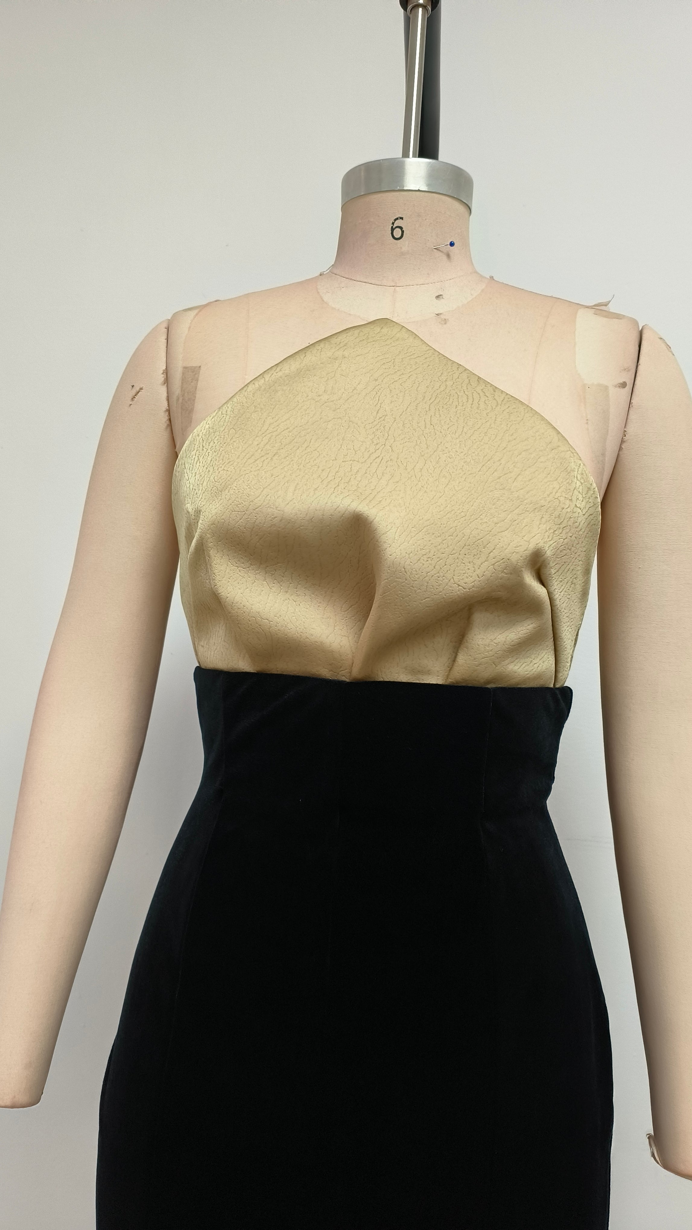 Trägerloses Meerjungfrau-Maxi-Samtkleid Schwarz Elfenbein