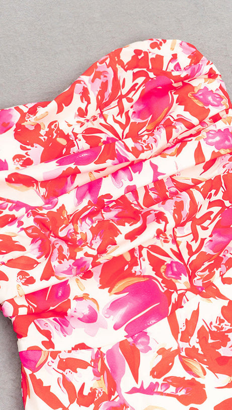 TRÄGERLOSES MIDIKLEID MIT FLORALEM FLORALEM RÜSCHEN IN ROT-ROSA