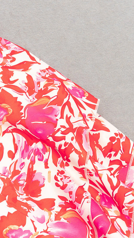 TRÄGERLOSES MIDIKLEID MIT FLORALEM FLORALEM RÜSCHEN IN ROT-ROSA