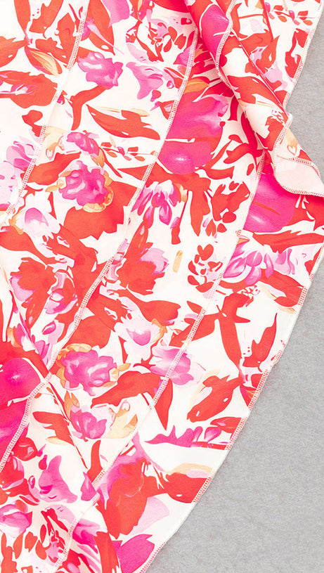 TRÄGERLOSES MIDIKLEID MIT FLORALEM FLORALEM RÜSCHEN IN ROT-ROSA