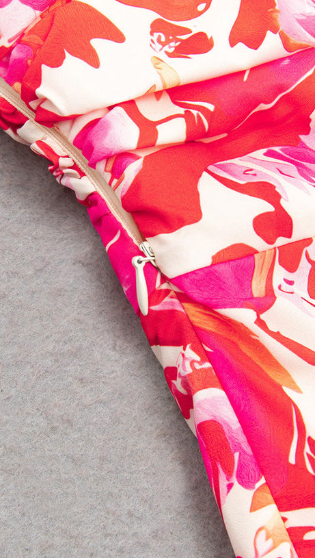 TRÄGERLOSES MIDIKLEID MIT FLORALEM FLORALEM RÜSCHEN IN ROT-ROSA