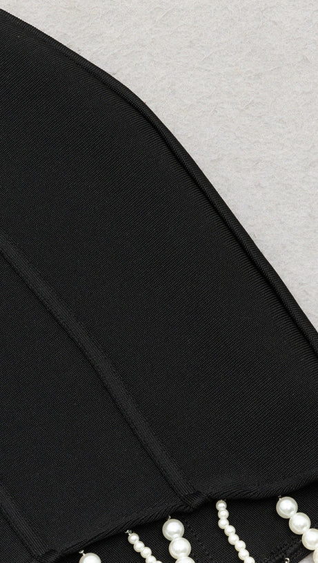 Mit Perlen drapiertes, verschönertes, figurbetontes Minikleid in Schwarz