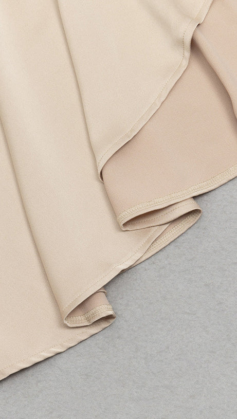 GOLDENES EINSCHULTER-KLEID MIT RÜSCHEN UND ASYMMETRISCHEM SAUM