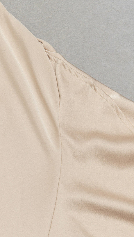 GOLDENES EINSCHULTER-KLEID MIT RÜSCHEN UND ASYMMETRISCHEM SAUM