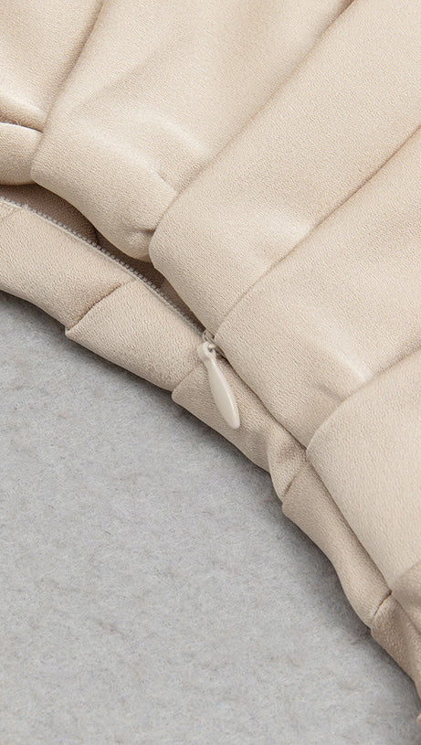 GOLDENES EINSCHULTER-KLEID MIT RÜSCHEN UND ASYMMETRISCHEM SAUM