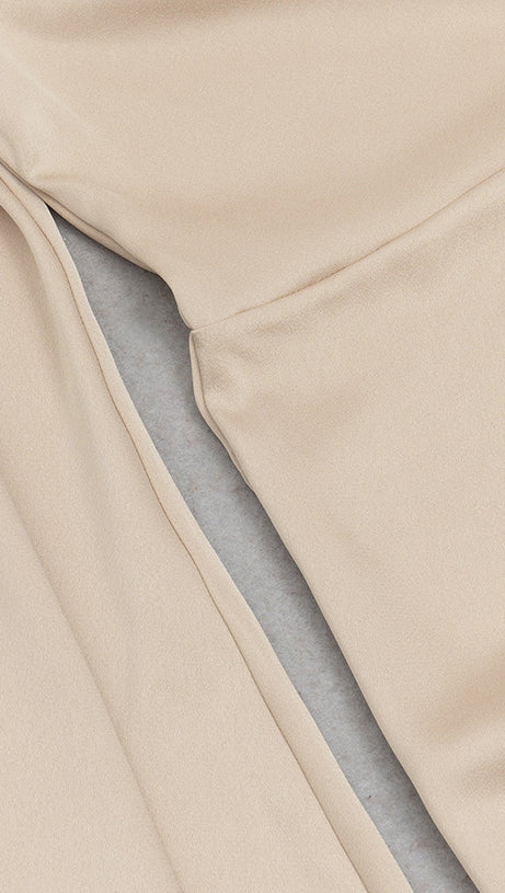 GOLDENES EINSCHULTER-KLEID MIT RÜSCHEN UND ASYMMETRISCHEM SAUM