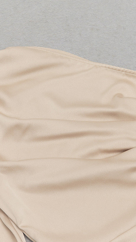 GOLDENES EINSCHULTER-KLEID MIT RÜSCHEN UND ASYMMETRISCHEM SAUM