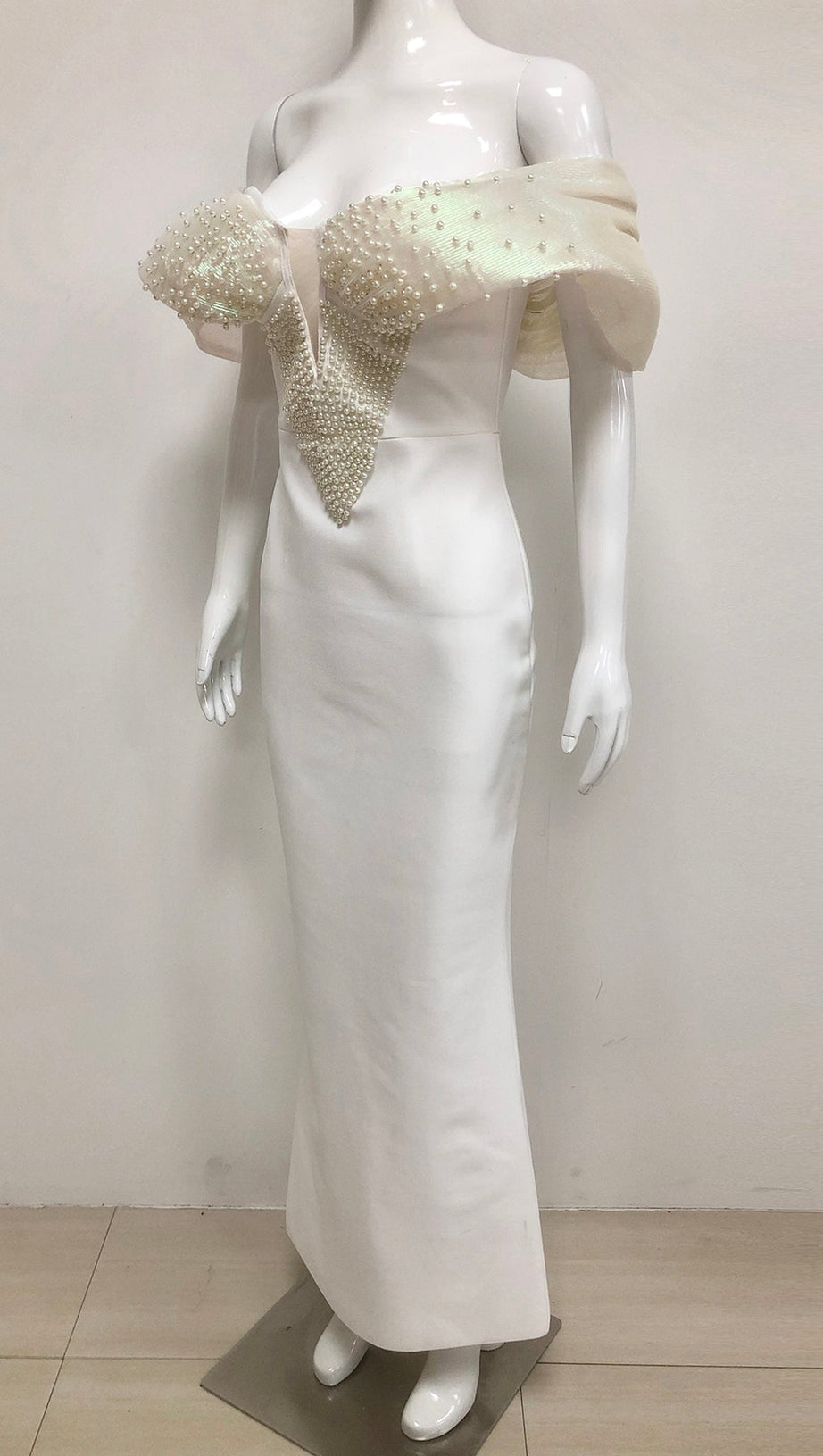 Schulterfreies, figurbetontes Maxikleid mit Perlenverzierung in Weiß