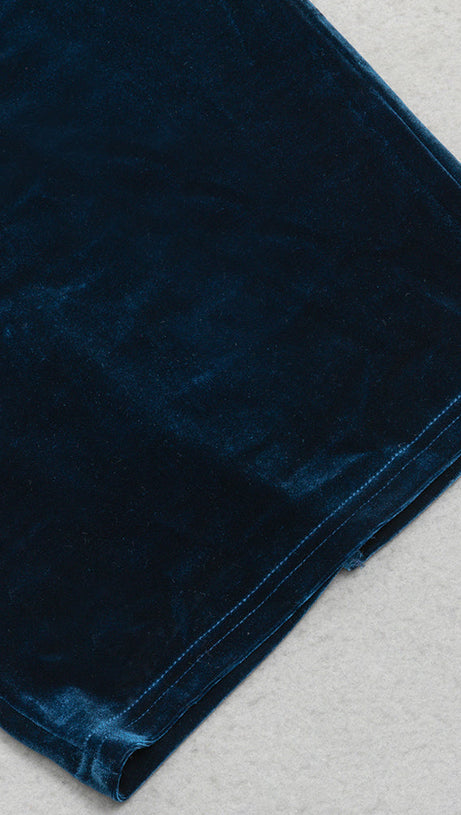 ABITO CON MANICHE SVASATE E PANNELLI IN PIZZO A FASCIA