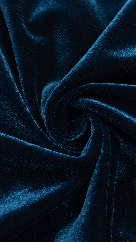 ABITO CON MANICHE SVASATE E PANNELLI IN PIZZO A FASCIA