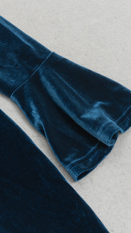 ABITO CON MANICHE SVASATE E PANNELLI IN PIZZO A FASCIA