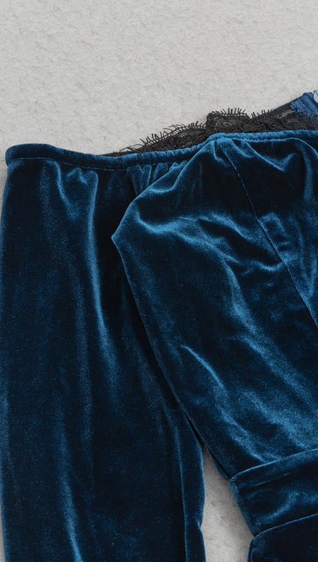 ABITO CON MANICHE SVASATE E PANNELLI IN PIZZO A FASCIA