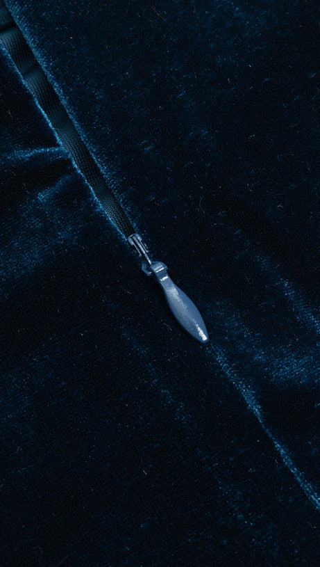 ABITO CON MANICHE SVASATE E PANNELLI IN PIZZO A FASCIA