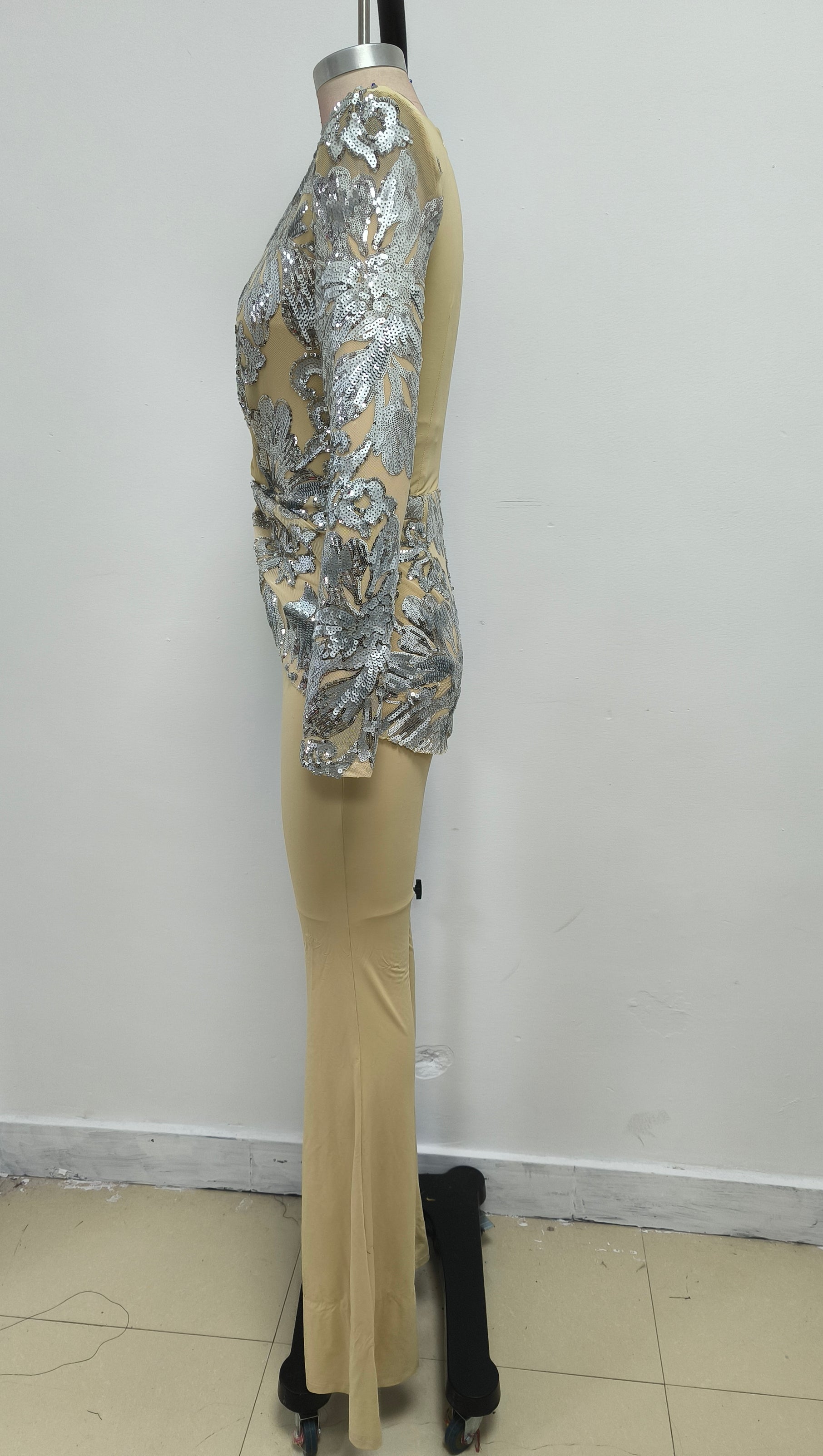 Langarm-Jumpsuit mit Pailletten in Sandsilber