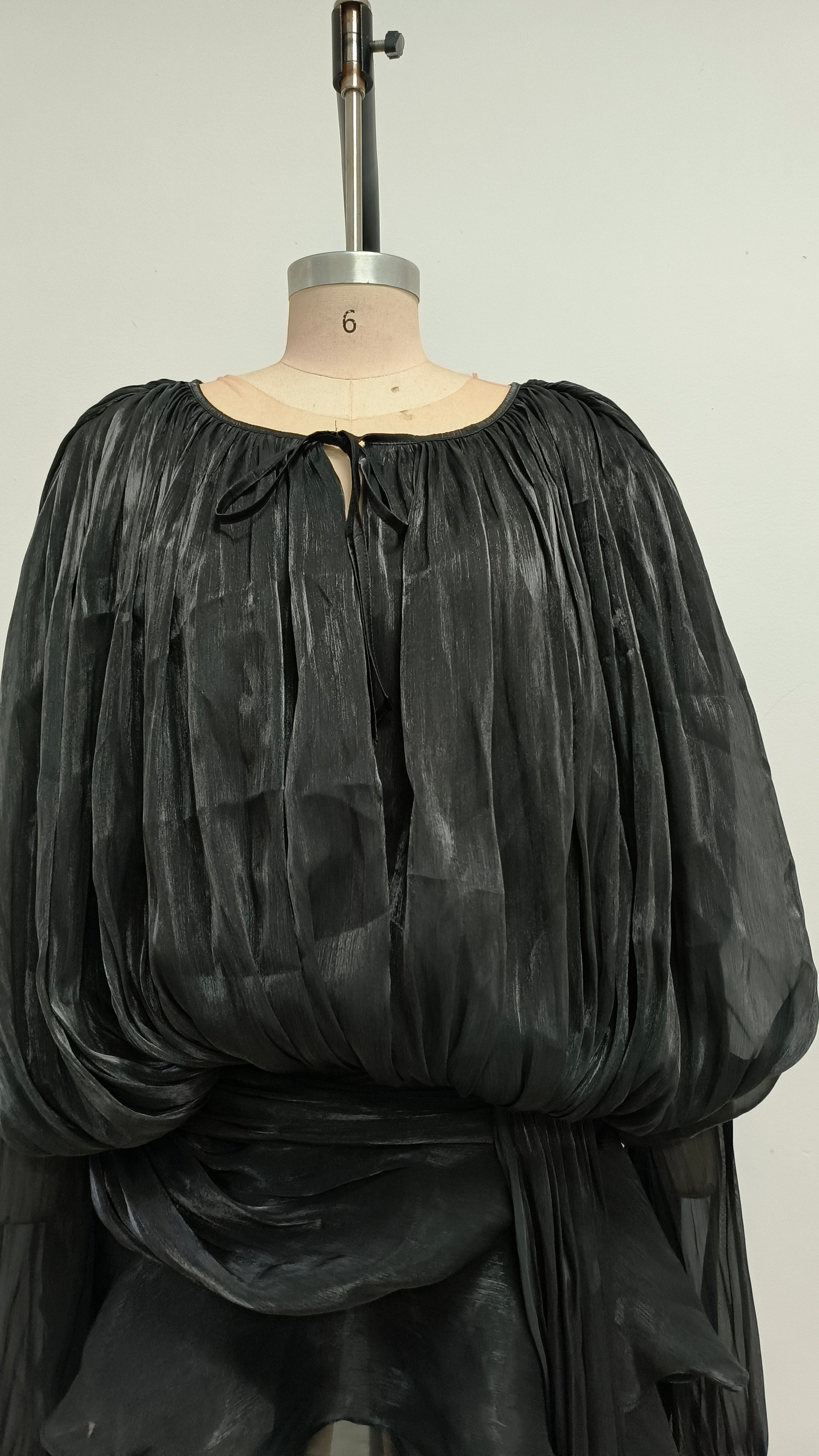 Schwarzes langärmliges Minikleid mit Schleife 