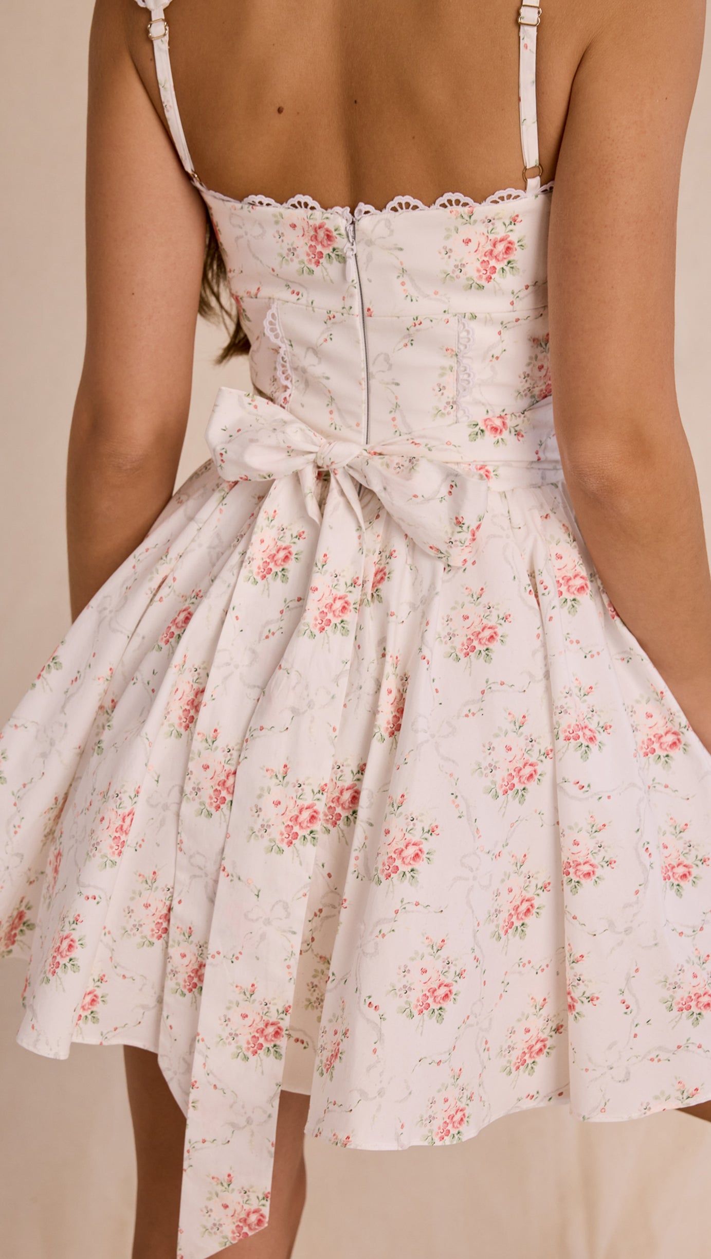 BEZAUBERNDES MINIKLEID AUS STRETCH-BAUMWOLLE MIT ROSENDRUCK