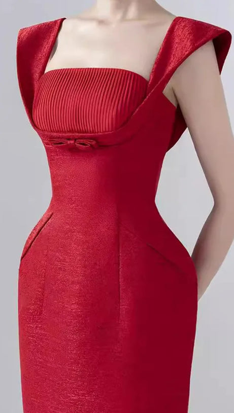 Rotes Midikleid mit quadratischem Ausschnitt und Schleife