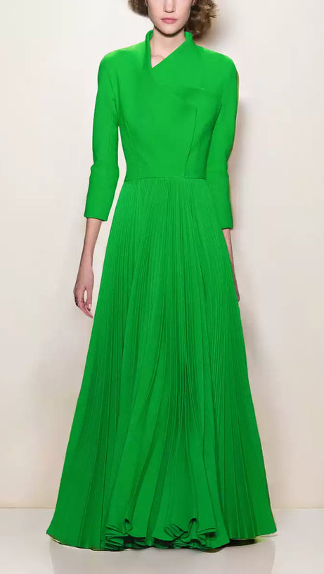 Grünes plissiertes Maxikleid mit hohem Kragen und Wickeloberteil 