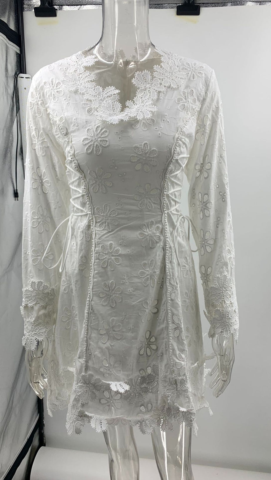 Weißes Minikleid mit V-Ausschnitt und Glockenärmeln aus Spitze für den Herbst 