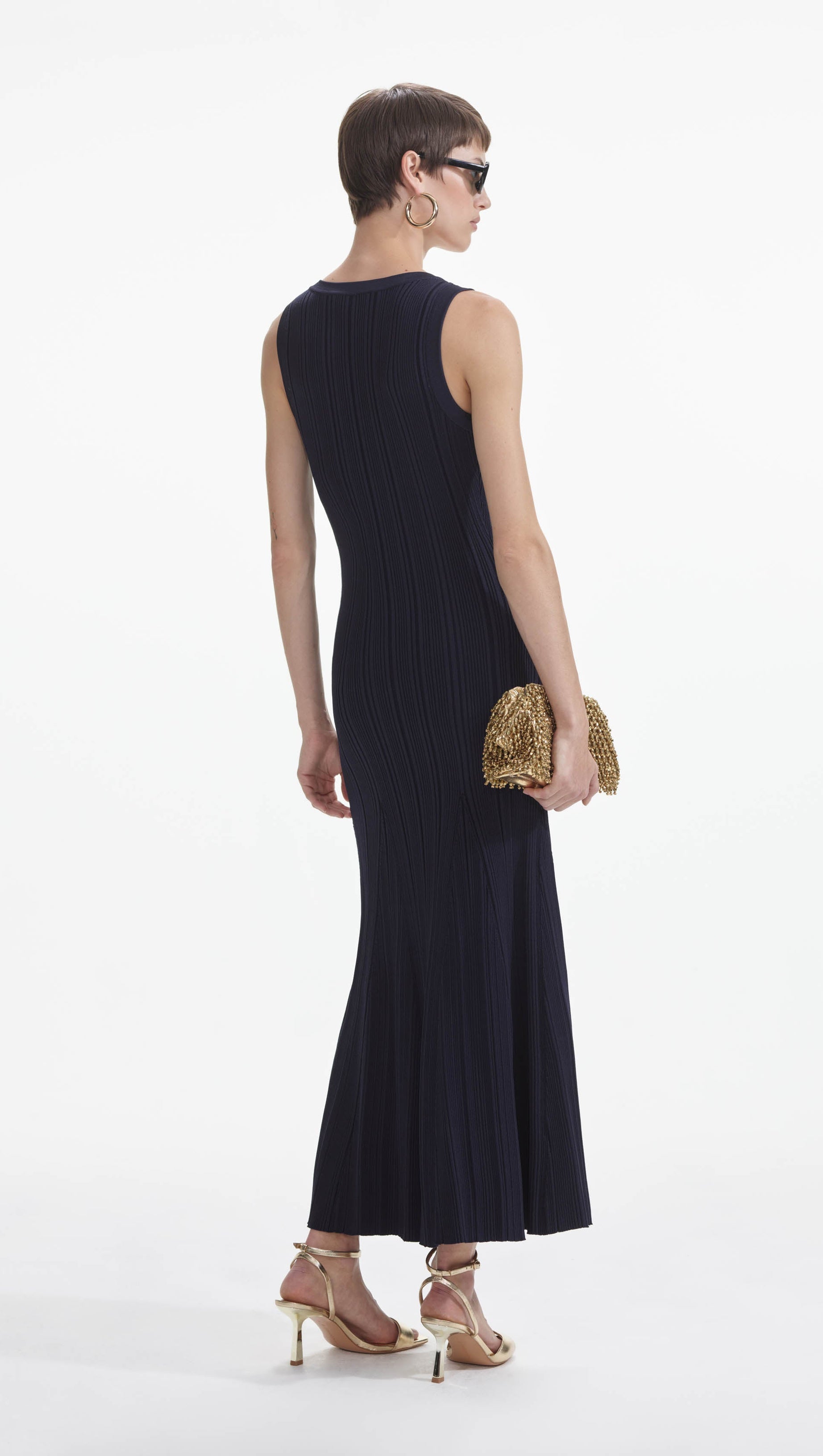 Mit Knöpfen verziertes, geripptes Strick-Midikleid in Marine