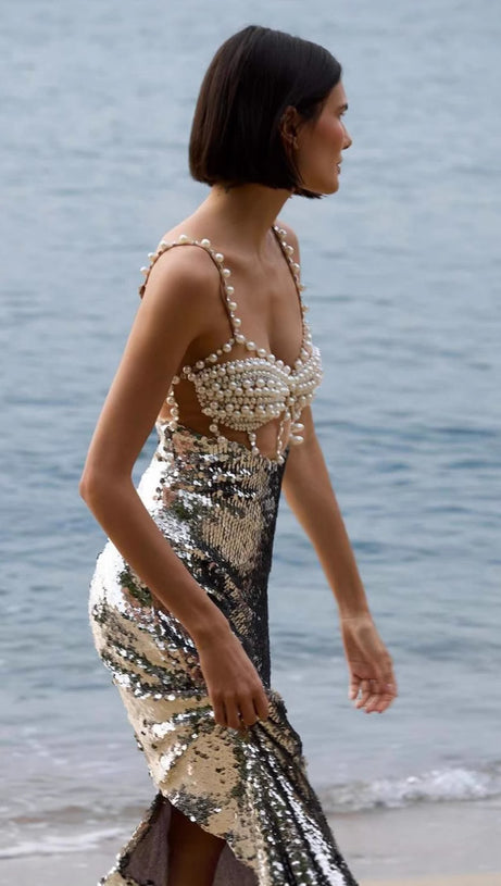 ABITO DA SERA CON PAILLETTES ARGENTO PERLATO E SCOLLO ALL'AMERICANA