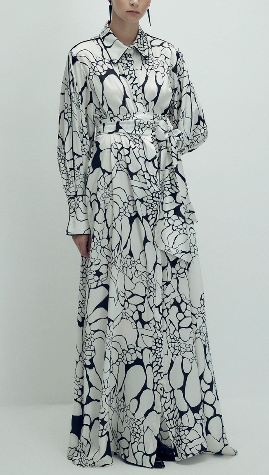 Maxi-Hemdkleid mit Gürtel und Monochrom-Print 