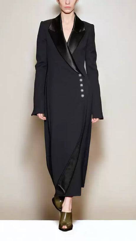 Schwarzer Langarm-Maximantel mit Satin-Revers und Strass-Knöpfen 