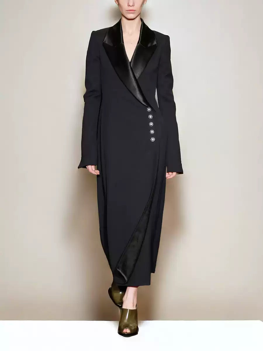 Schwarzer Langarm-Maximantel mit Satin-Revers und Strass-Knöpfen 
