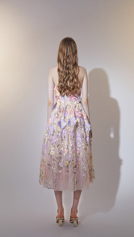 Anna – Midikleid mit Blumenstickerei in Pastellrosa