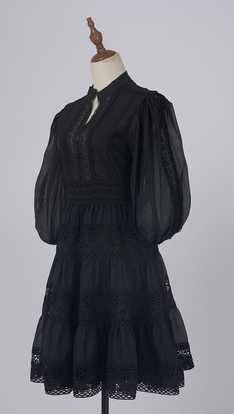 Schwarzes, gestuftes Herbstkleid mit Spitzenbesatz