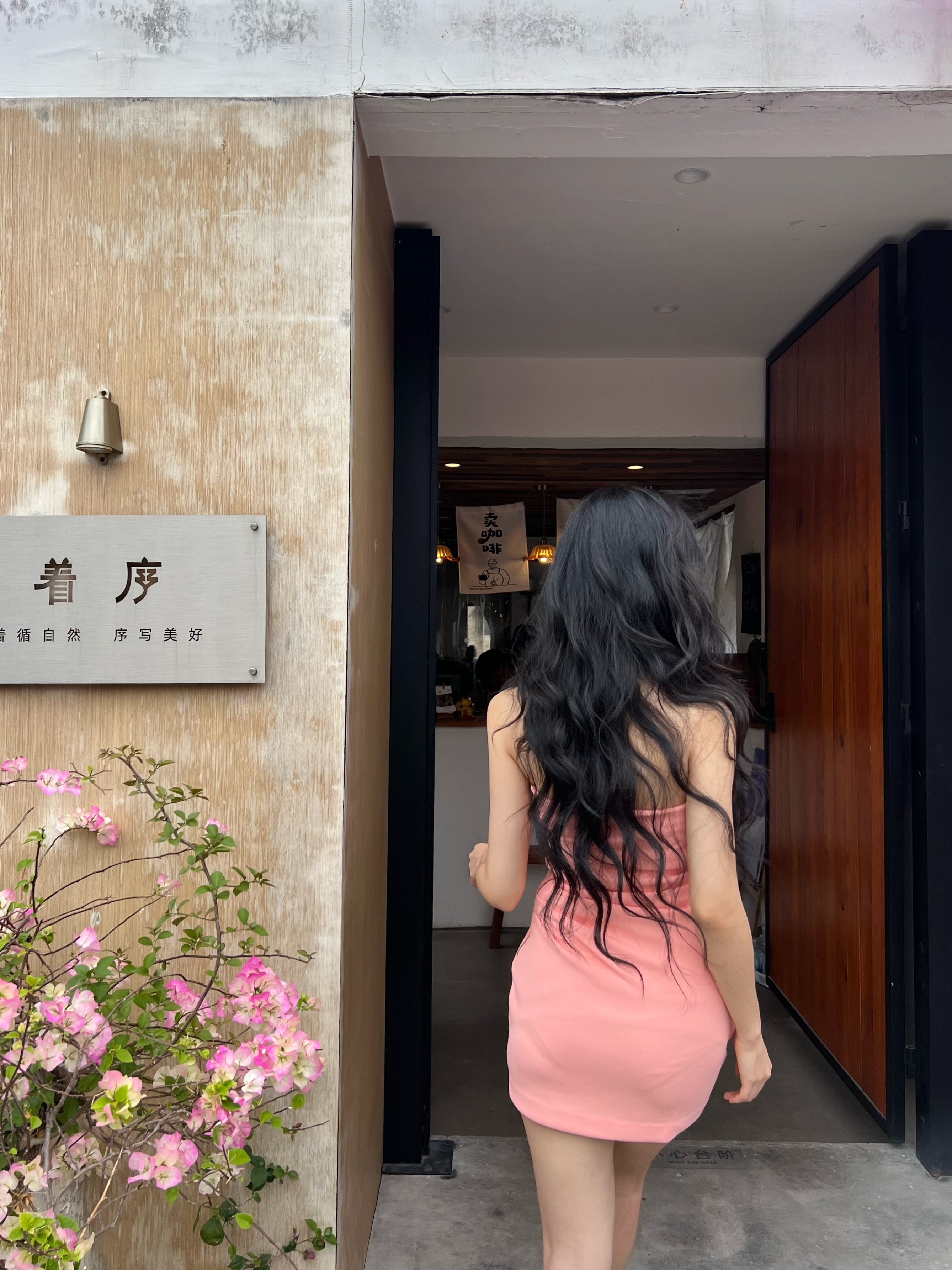 Angela – Plissiertes, trägerloses Minikleid in Rosa